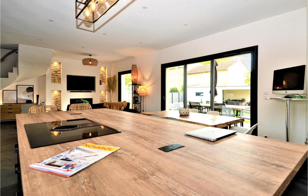 3 Bedroom Amazing In Montfavet